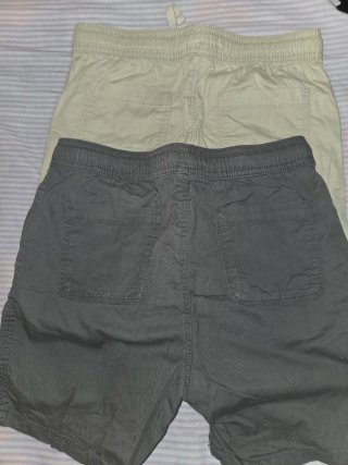 Confezione di due pantaloncini per bambini beige e grigi