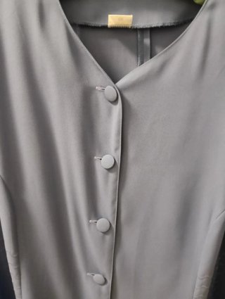 Blusa azul con botones y bolsillos