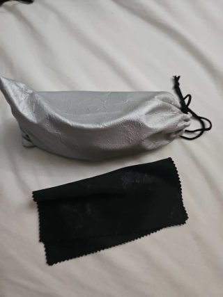 Occhiali da sole neri e marroni