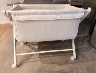 Minicuna blanca con ruedas