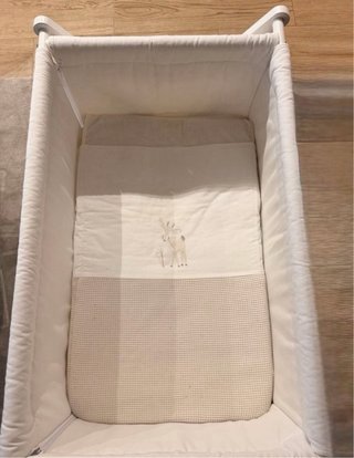 Minicuna blanca con ruedas