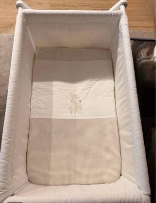 Minicuna blanca con ruedas