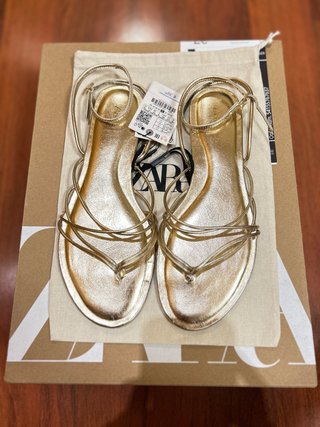 (38)Sandalias doradas Zara talla 38