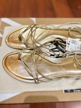 (38)Sandalias doradas Zara talla 38