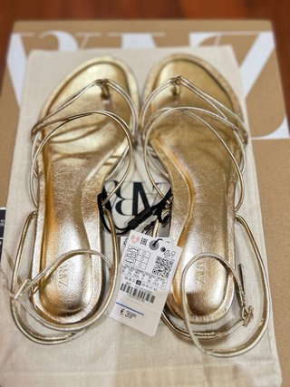 (38)Sandalias doradas Zara talla 38