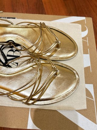 (38)Sandalias doradas Zara talla 38