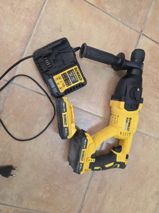 Taladro percutor Dewalt 18V con cargador