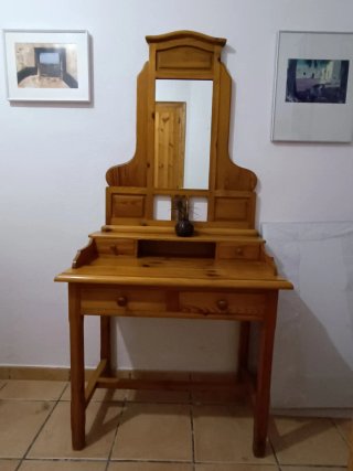 Escritorio de madera con espejo