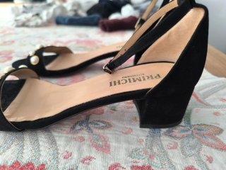 Sandalias negras PRIMICHI con perlas