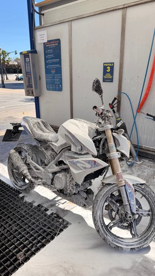 BMW G310R Naked Blanca y Azul