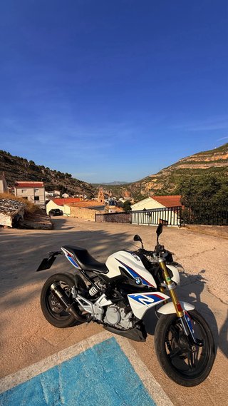 BMW G310R Naked Blanca y Azul