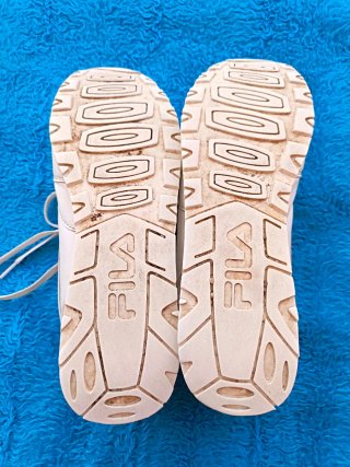 Zapatillas Fila Blancas y Doradas