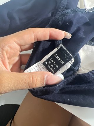 Top azul y blanco