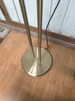 Lámpara de pie dorada metal