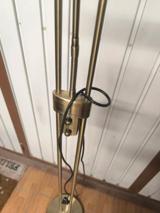 Lámpara de pie dorada metal