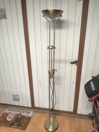 Lámpara de pie dorada metal