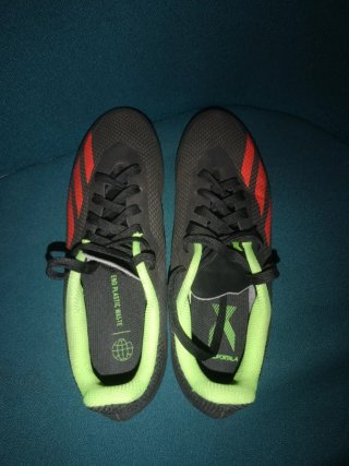 Botas de fútbol Adidas Negras y Naranjas