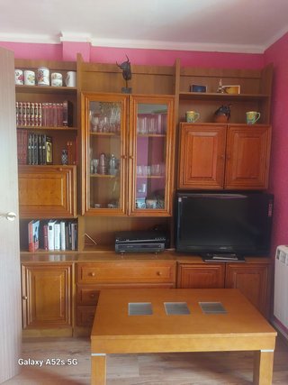 Librería de madera con vitrinas