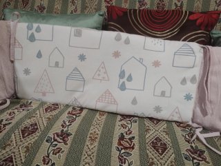 Chichonera infantil con estampado de casas