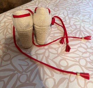 Sandalias cuña esparto rojas y cuna rafia natural