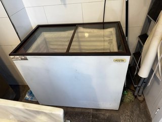 Arcón Congelador COFRI con tapa de cristal