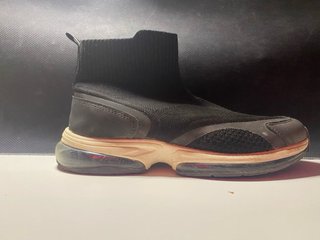 Zapatillas deportivas negras tipo botín sin cordón
