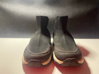 Zapatillas deportivas negras tipo botín sin cordón