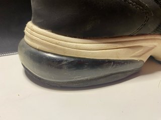 Zapatillas deportivas negras tipo botín sin cordón