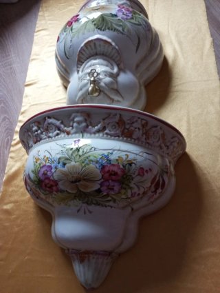 Fuente de pared antigua de porcelana