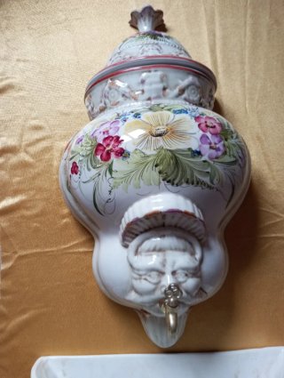 Fuente de pared antigua de porcelana