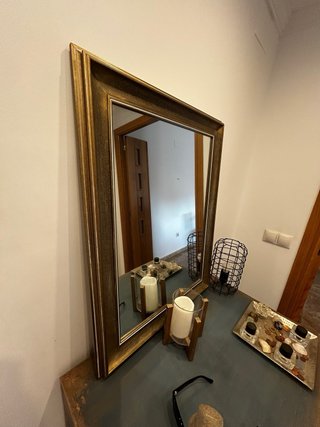 Mueble azul y dorado hecho a mano.