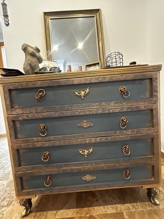 Mueble azul y dorado hecho a mano.