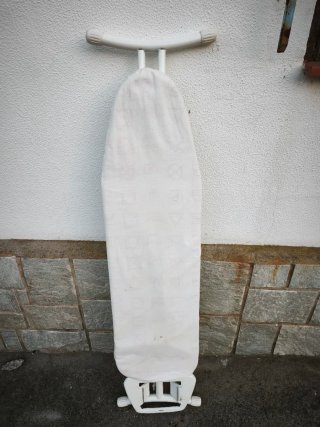 Tabla de planchar blanca plegable