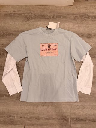 T-shirt Acne Studios azul com mangas brancas