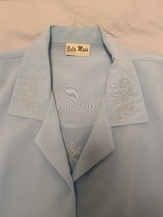 Blusa azul con bordado