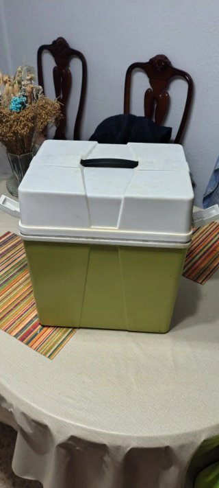 Nevera vintage verde y blanca una pieza histórica