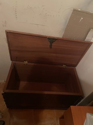 Baúl de madera tallada