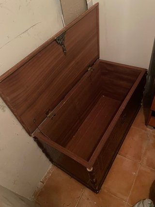 Baúl de madera tallada