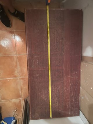 Baúl de madera tallada