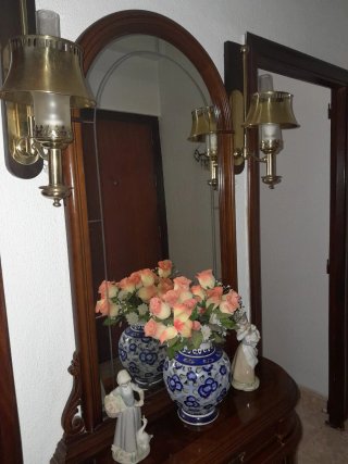 Recibidor de madera con espejo