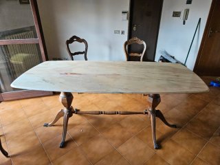 Tavolo in alabastro bianco e rosso