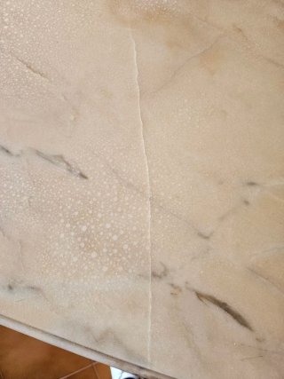 Tavolo in alabastro bianco e rosso
