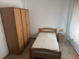 Camas completas con mesillas de madera