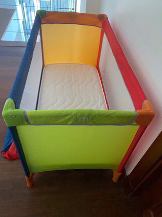 Cuna de viaje con colchón en perfecto estado.