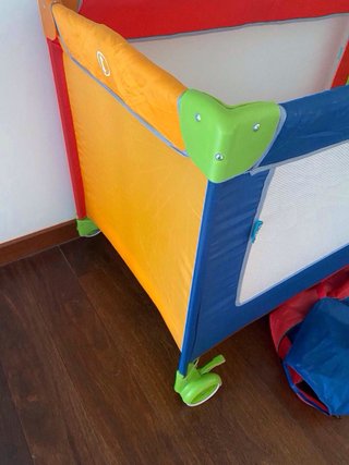 Cuna de viaje con colchón en perfecto estado.
