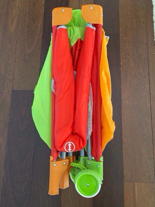 Cuna de viaje con colchón en perfecto estado.