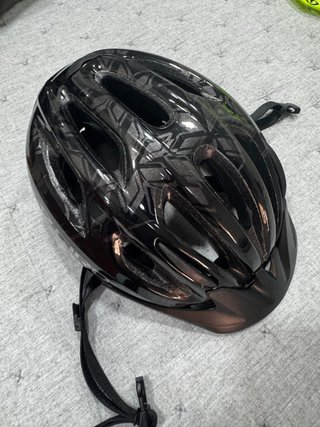 Casco de ciclismo negro con diseño