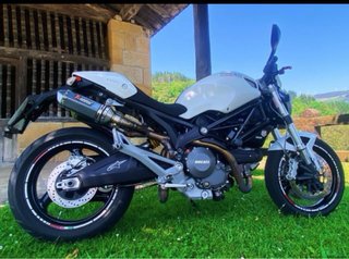 Ducati Monster 696 Blanca