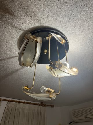 Lámpara colgante dorada y transparente