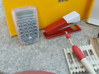 Lote variado: Calculadora, reloj, libros y más